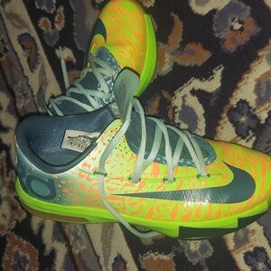 sneakers used no box